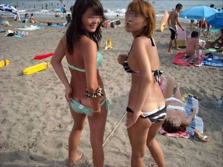 海ではしゃいでる素人のエロ水着画像80枚 69