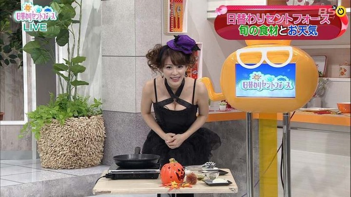 美馬怜子 お天気キャスターがハロウィンコスプレで胸の谷間を出してるエロ画像 22
