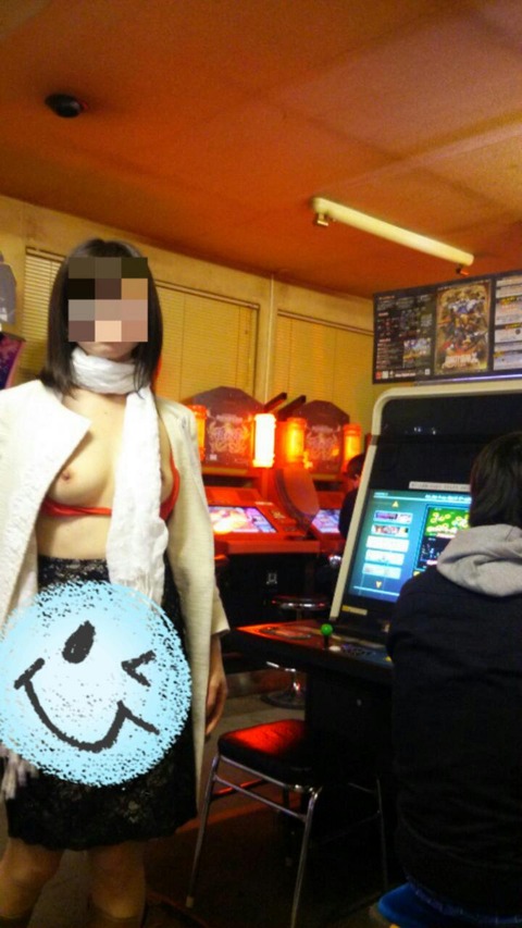 【本格露出デートエロ画像】ネカフェ・ゲーセン…公共の場でスリル満点過ぎてやめられないｗｗｗｗｗ 16