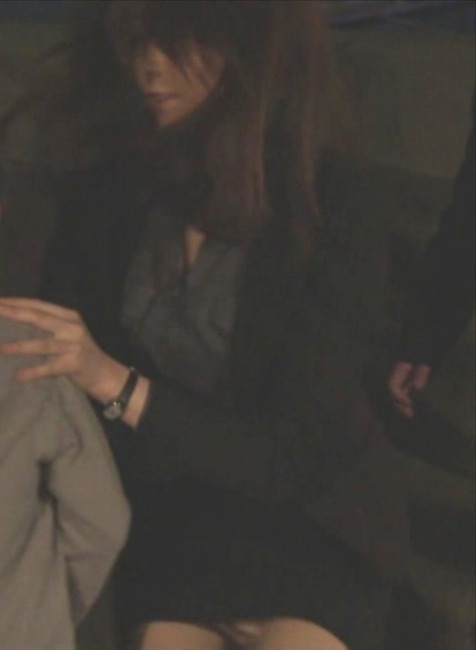 佐藤めぐみ 女優がスーツ姿でパンチラしてるエロ画像 27