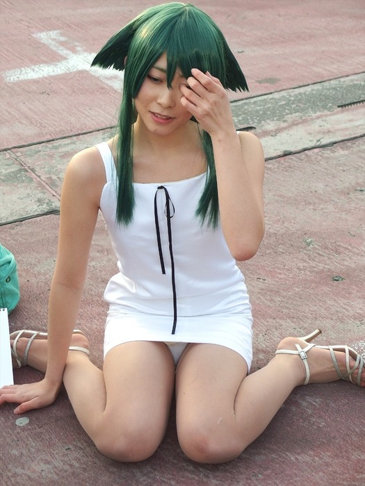 パンチラしてる素人コスプレイヤーのエロ画像 22