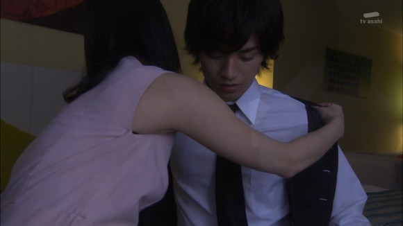佐々木希のサンタコス+濡れ場シーンがエロいキャプ画像 9