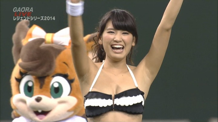 久松郁実(18)ファッションモデルが乳首見えそうな格好で始球式してる画像 5