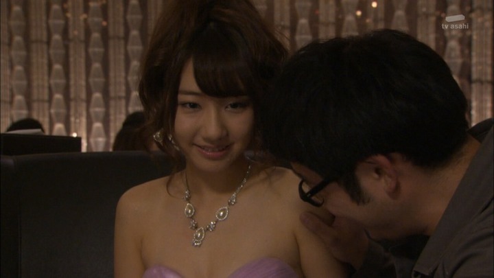 AKB48柏木由紀のドレス姿で胸チラしてるエロキャプ画像 19