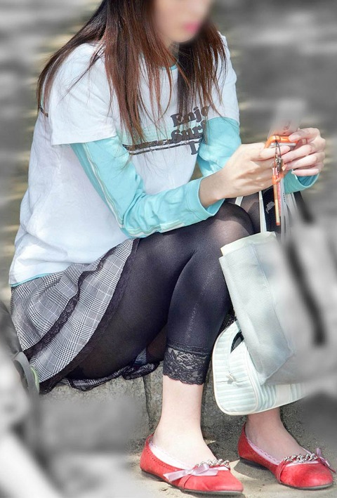 【レギンス素人パンチラエロ画像】透けないと油断してがっつりパンチラしてる女が多すぎｗｗｗｗｗ 15
