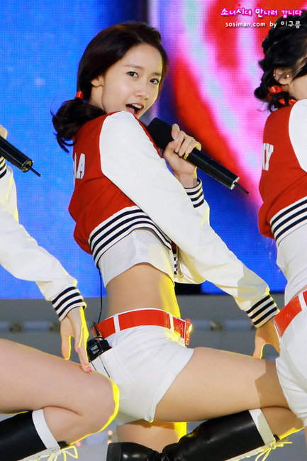 少女時代　ユナのミニスカ姿など韓国歌手のエロ画像40枚 38