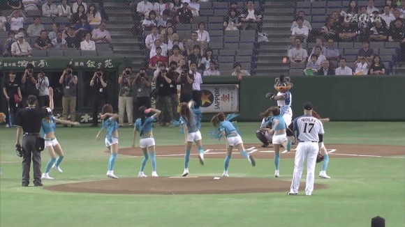 台湾ウェザーガールズの始球式がエロい画像30枚 23
