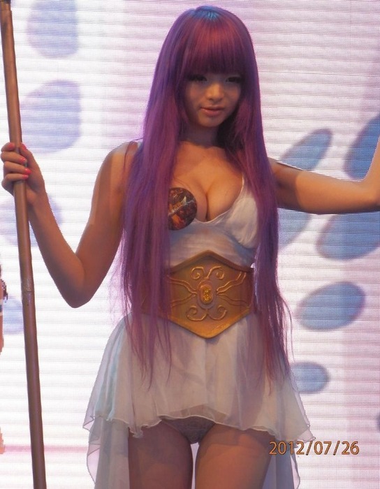 中国人巨乳コスプレイヤーがパンチラしてマンスジ見えてるエロ画像 14