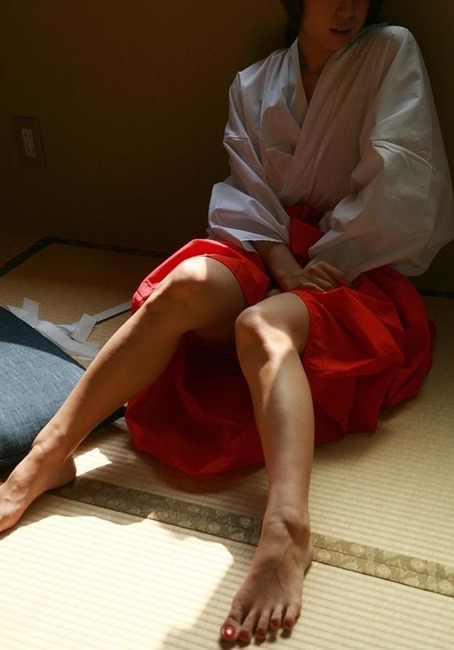 巫女さんのおっぱいを鷲掴みしてHしてるエロ画像 2