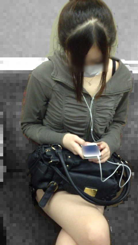 素人娘の電車内パンチラに生足…エロッ…こりゃ痴漢増えるわｗｗｗｗｗ（画像あり） 19