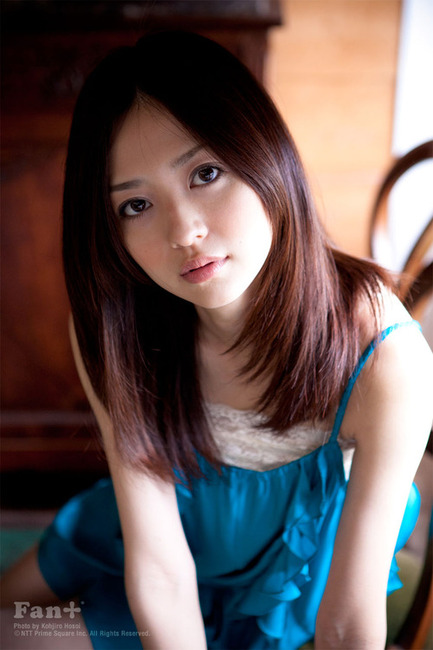 水玉ビキニでおっぱいの谷間がエロい逢沢りなのエロ画像 35