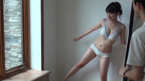 都丸紗也華の胸元ぱっくり開いた水着がエロい画像 8