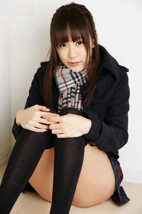 ニーソックス履いてる女の子の太もも、パンチラ画像 5