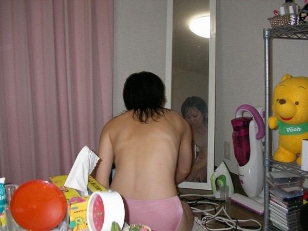 素人が自宅で脱いでくつろいでるエロ画像 7