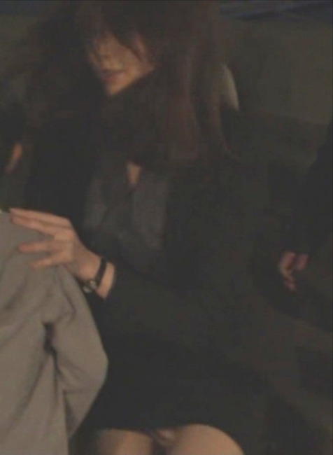 佐藤めぐみ 女優がスーツ姿でパンチラしてるエロ画像 1