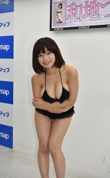 和地つかさがソフマップで爆乳晒してるエロ画像 14