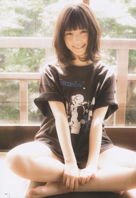 太ももをさすりたくなるアイドルのエロ画像30枚 25