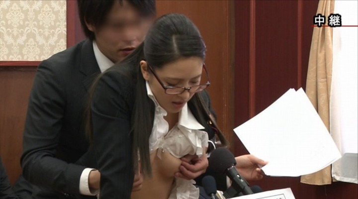 国会中継中に女性議員を犯してるエロ画像 8
