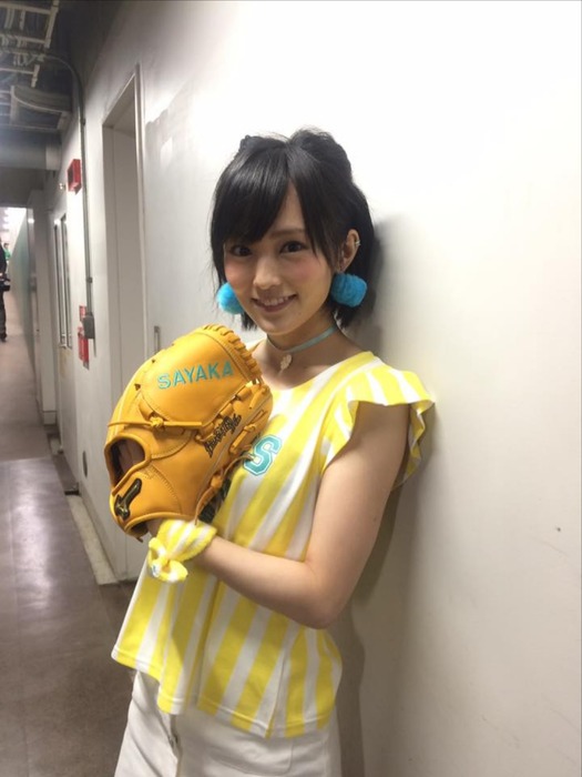 NMB48さや姉が始球式で足を上げてパンチラ　画像 25