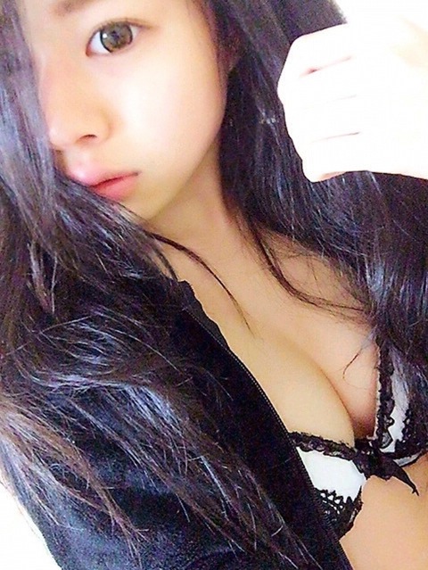 【巨乳谷間エロ画像】素人さんの胸チラってエロすぎて理性崩壊させてくるんだがｗｗｗｗｗ 14