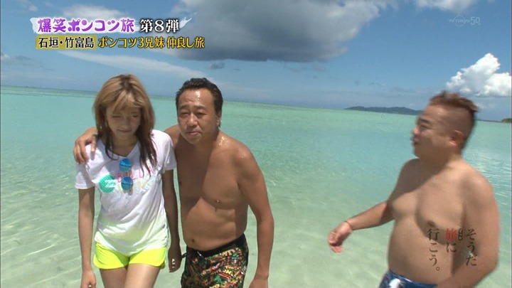【画像】海で濡れたローラの透け透けシャツがエロいｗｗｗ 10