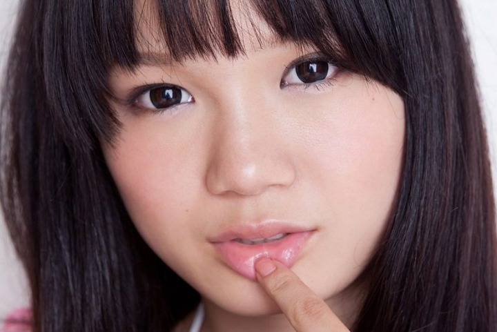 唇が厚くてみずみずしい女の子のエロ画像40枚 36