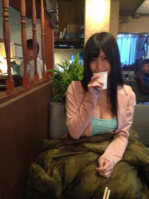 巨乳美女が胸の谷間見せて誘ってるエロ画像30枚 15