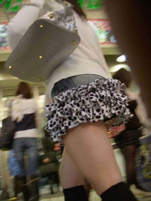 ミニスカ過ぎてパンツ丸見えな素人の盗撮画像 7
