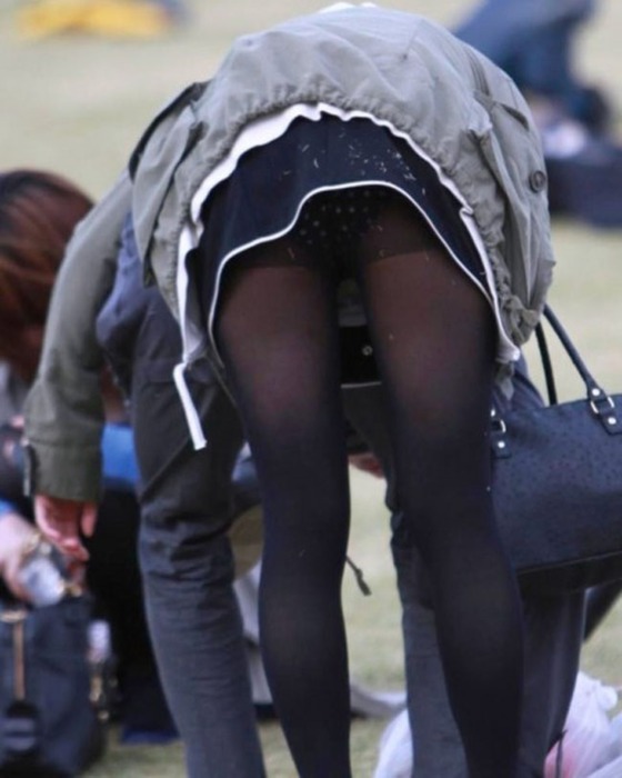 【素人屈みパンチラ盗撮エロ画像】これ見えた瞬間フルボッキしたのは俺だけだろうか？ｗｗｗｗｗ 15