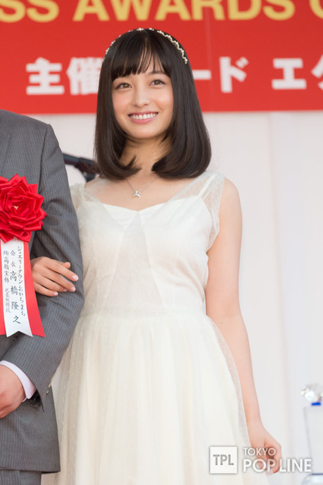 橋本環奈ちゃんの白いドレス姿が美しい 15