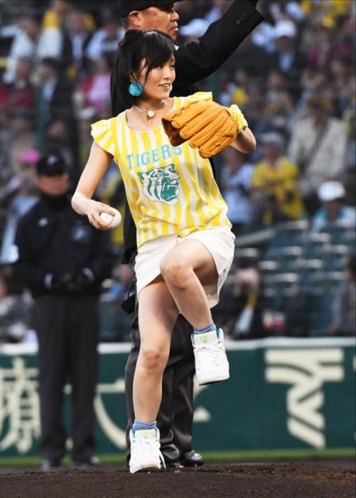 NMB48さや姉が始球式で足を上げてパンチラ　画像 20