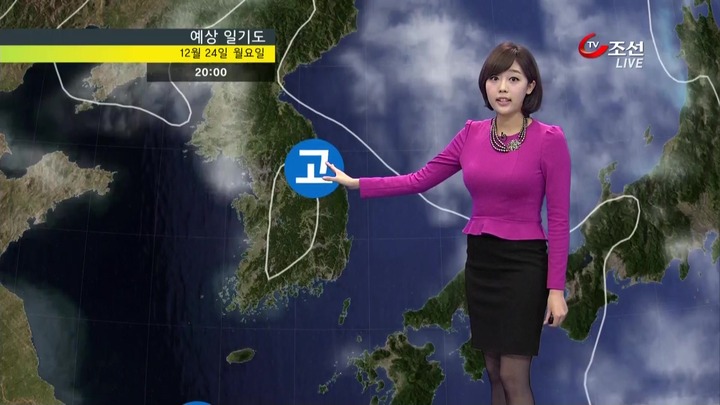 韓国のお天気お姉さんのミニスカートがエロい画像 4