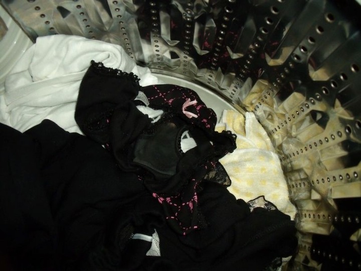 洗濯機の中にある素人のシミ付きパンツってエロいよね 18