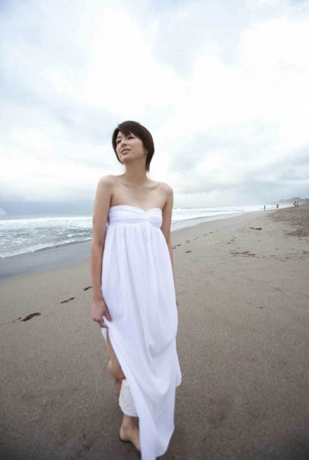 吉瀬美智子の乳首が見えそうなエロ画像 22