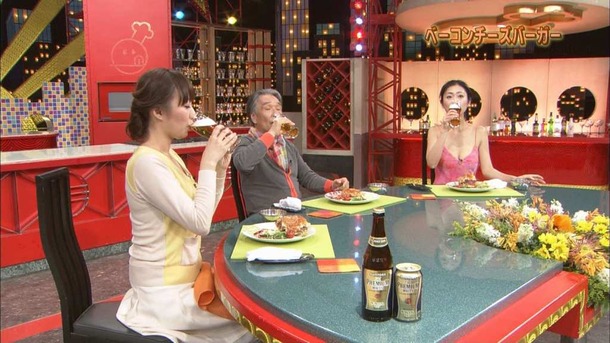 壇蜜がTVで胸の谷間見せながら料理してるエロ画像30枚 30