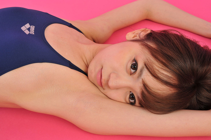 綺麗な脇を見せてる女の子のエロ画像 11