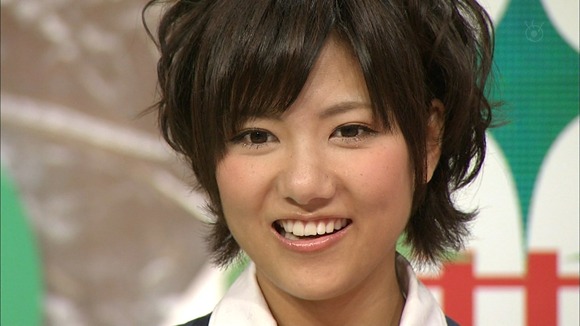 AKBや女子アナのパンチラ、胸チラがエロいTVキャプ画像40枚 31