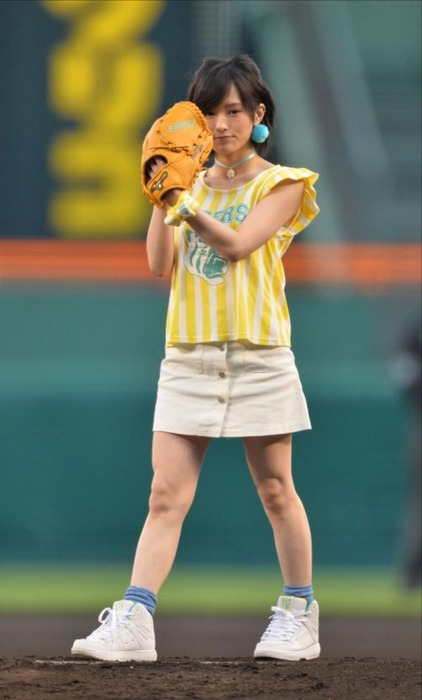 NMB48さや姉が始球式で足を上げてパンチラ　画像 12