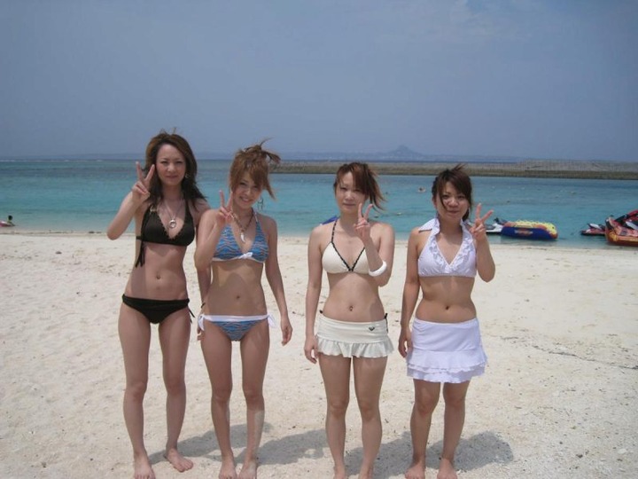 海ではしゃいでる素人のエロ水着画像80枚 60