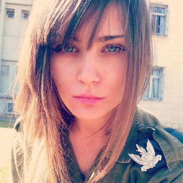 イスラエルの女兵士の軍服と水着姿のギャップがエロい画像 20