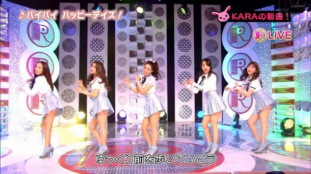KARAが新曲ライブでミニスカパンチラしてるエロ画像 1