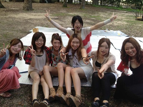 Facebookには素人娘のパンチラがいっぱい！集合写真は注目して見とけｗｗｗｗｗ（画像あり） 10