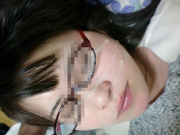 メガネかけてるお姉さんにザーメンぶっかけてるエロ画像 36