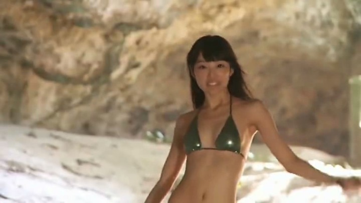 サンミニッツ逢月ひなが極細ビキニでケツ振ってるエロ画像 17