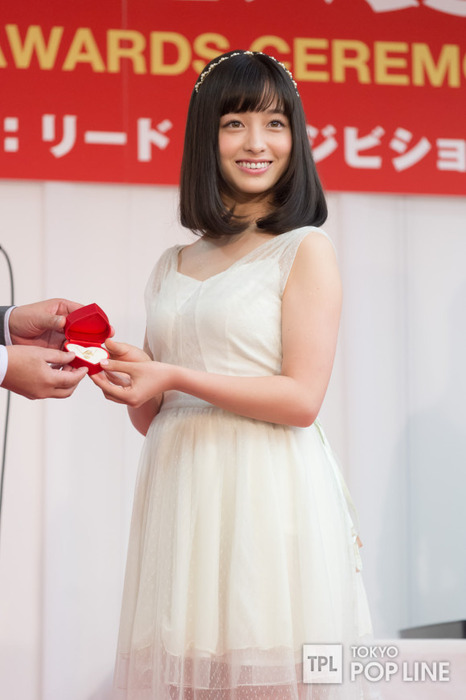 橋本環奈ちゃんの白いドレス姿が美しい 13