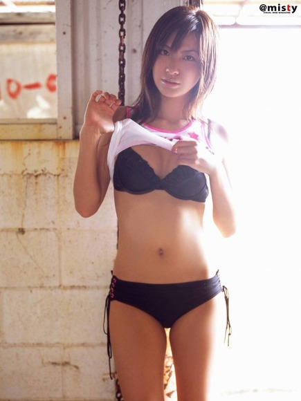 戸田れい　グラビアアイドルの黒下着がエロい画像 10