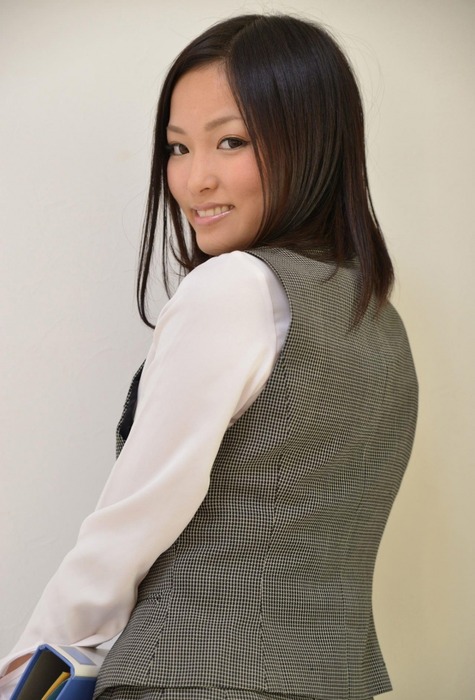 柚月あいがOLコスプレで脱いでくれるエロ画像 8