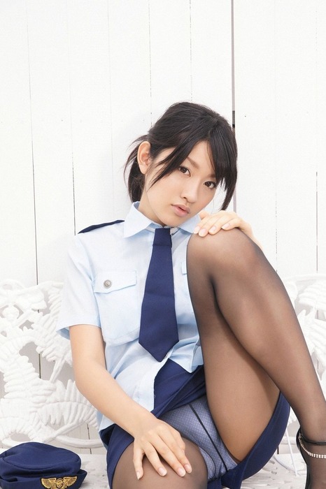 婦警コスプレでパンチラしてるエロ画像 10