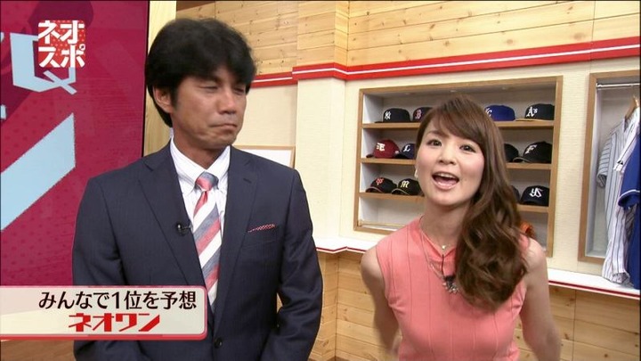 秋元玲奈　女子アナが胸を当ててるエロ画像 20
