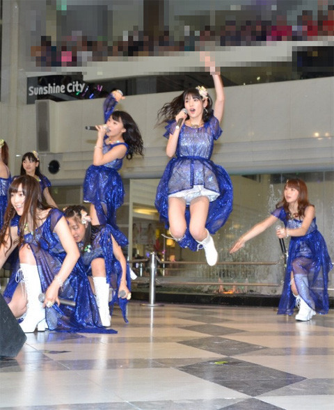 道重さゆみがライブ中にパンチラしてる画像 4